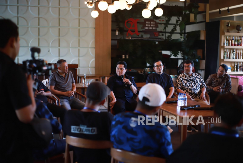Ketua Umum PSSI, Erick Thohir melakukan pertemuan dengan Aremania dan manajemen Arema FC di Kota Malang, Jumat (3/3/2023). Foto: Media Officer Arema FC