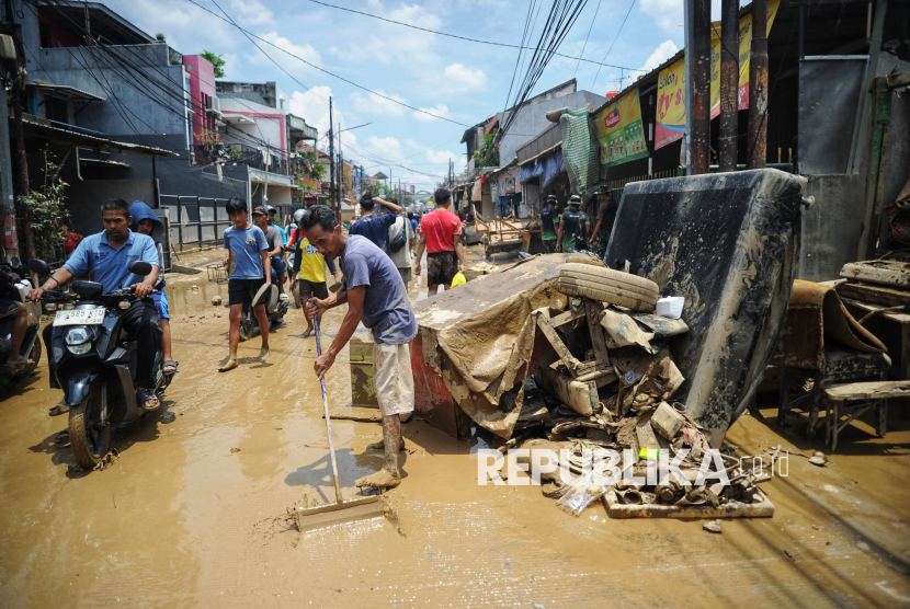 Banjir di Pondok Gede Permai Bekasi Surut, Sisakan Tumpukan Lumpur