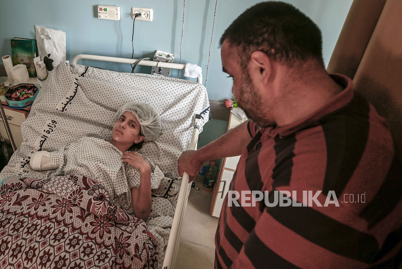 Anak perempuan Palestina, Rahaf Salman dirawat di RS Indonesia di Gaza pada 11 Agustus 2022. 