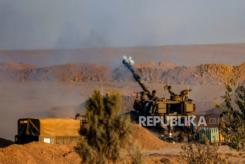 Tentara Ziones Israel menembakkan howitzer 155 mm di lokasi yang dirahasiakan dekat perbatasan dengan Gaza, Israel selatan, Selasa (31/10/2023).