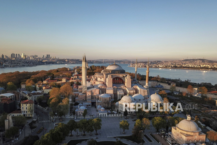 Pandemi Covid-19 berdampak besar bagi pariwisata di negara Muslim. Masjid Hagia Sophia menjadi salah satu objek wisata Turki.