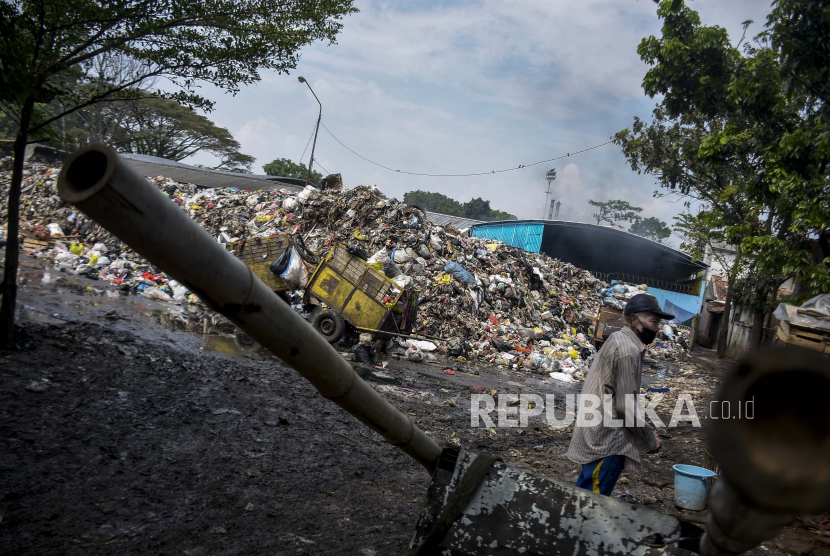 Warga beraktivitas di dekat Tempat Pembuangan Sampah Sementara (TPS) -- ilustrasi