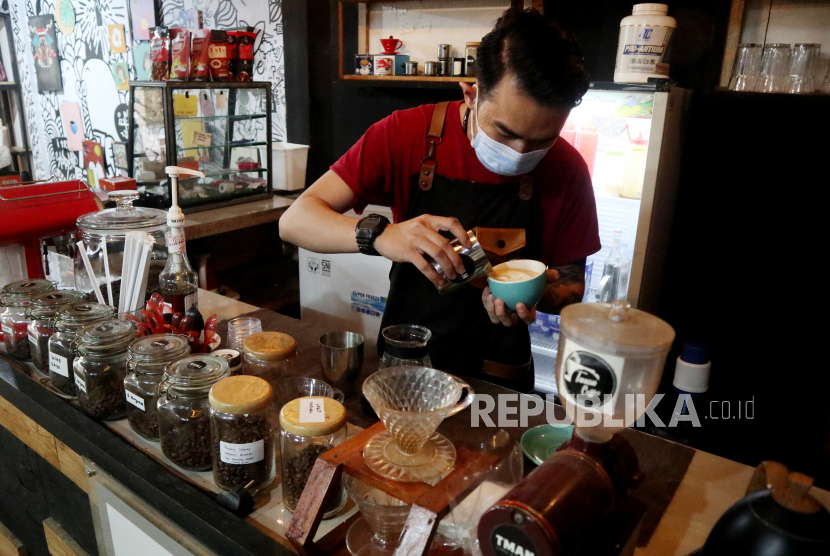 Barista meracik kopi di sebuah gerai UMKM di Bengkulu, beberapa waktu lalu. UMKM di Bengkulu diminta memanfaatkan digitalisasi