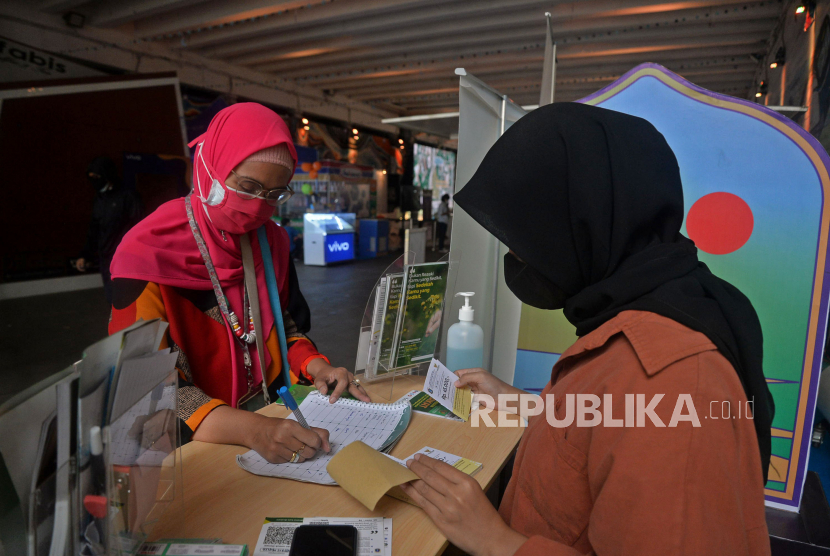 Petugas membantu warga dalam melakukan pembayaran zakat di Gerai Zakat Baznas (Bazis) DKI Jakarta di Terowongan Kendal, Jakarta.