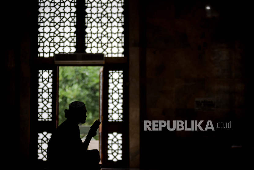 Pengurus masjid membaca Al-Quran di Masjid Agung Sunda Kelapa, Jakarta (ilustrasi)