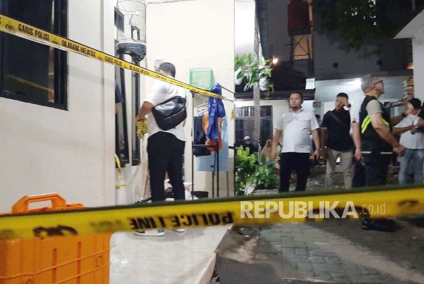 Proses evakuasi empat jenazah anak di Jagakarsa, Jakarta Selatan, Rabu (6/12/2023), yang diduga meninggal karena dikunci di dalam kamar oleh ayahnya sendiri,.