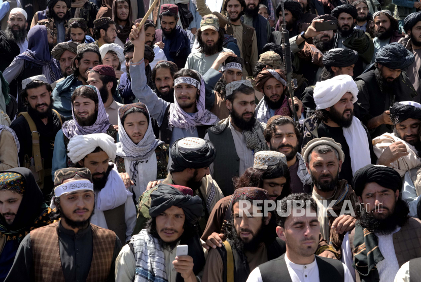 Pejuang dan pendukung Taliban merayakan ulang tahun pertama penarikan pasukan pimpinan AS dari Afghanistan, di depan Kedutaan Besar AS di Kabul, Afghanistan, Rabu, 31 Agustus 2022. Taliban belum diakui sebagai representasi pemerintahan yang sah di Afghanistan oleh masyarakat internasional. 