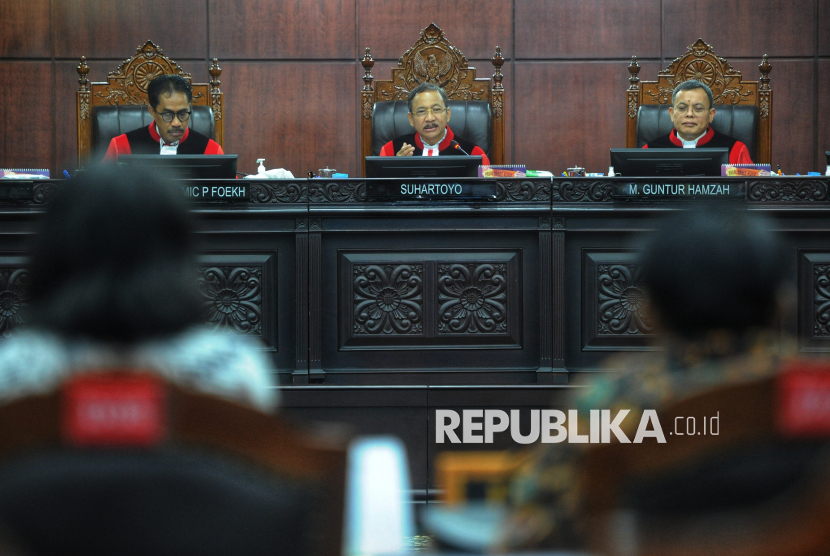 Ketua Mahkamah Konstitusi Suhartoyo (tengah) bersama Hakim Anggota Daniel Yusmic (kiri) dan Guntur Hamzah (kanan). (ilustrasi)