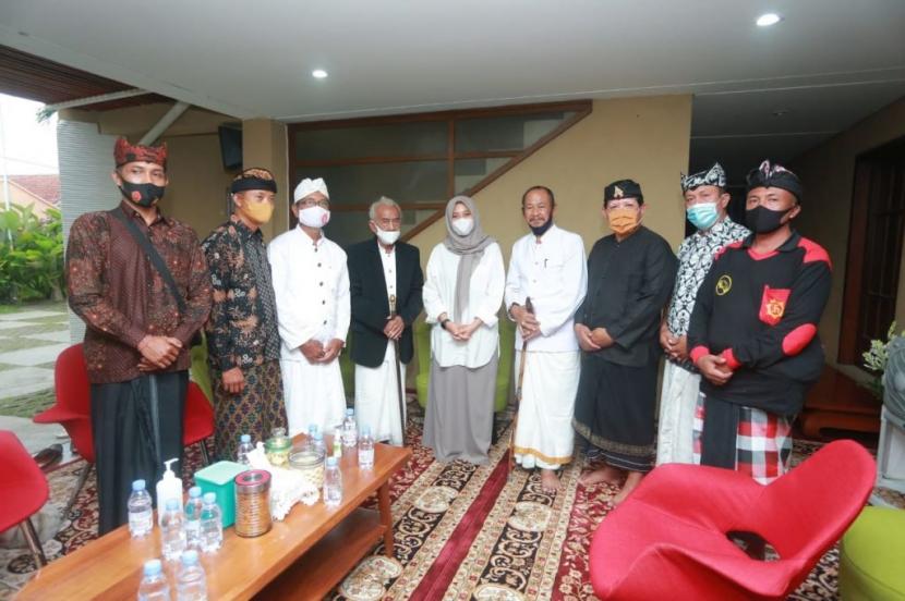 Calon Bupati Banyuwangi Ipuk Fiestiandani bersilaturahmi dengan para pemuka umat Hindu.