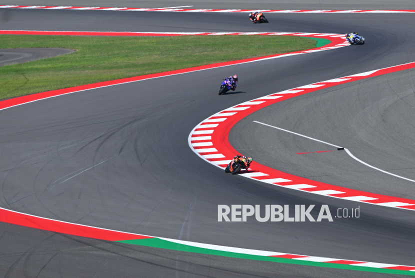 Sejumlah pembalap memacu kecepatan sepeda motornya dalam sesi practice MotoGP Indonesia 2025 di Sirkuit Internasional Pertamina Mandalika, Lombok Tengah, Nusa Tenggara Barat, Jumat (3/10/2025). Pembalap Aprilia, Marco Bezzecchi, menjadi yang tercepat dalam sesi tersebut dengan catatan waktu tercepat satu menit 29,240 detik, sementara pembalap BK8 Gresini Racing MotoGP Fermin Aldeguer berada di peringkat dua dengan cacatan waktu 0,408 detik lebih lambat dari Bezzecchi. 