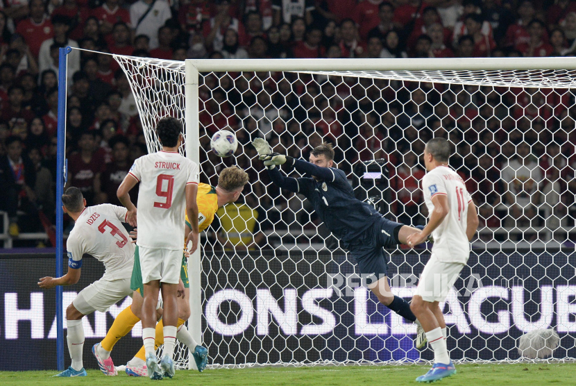 Penjaga gawang Timnas Indonesia Marteen Paes menepis bola tendangan pemain Australia saat pertandingan Kualifikasi Piala Dunia 2026 di Stadion GBK, Senayan, Jakarta, Selasa (10/9/2024).