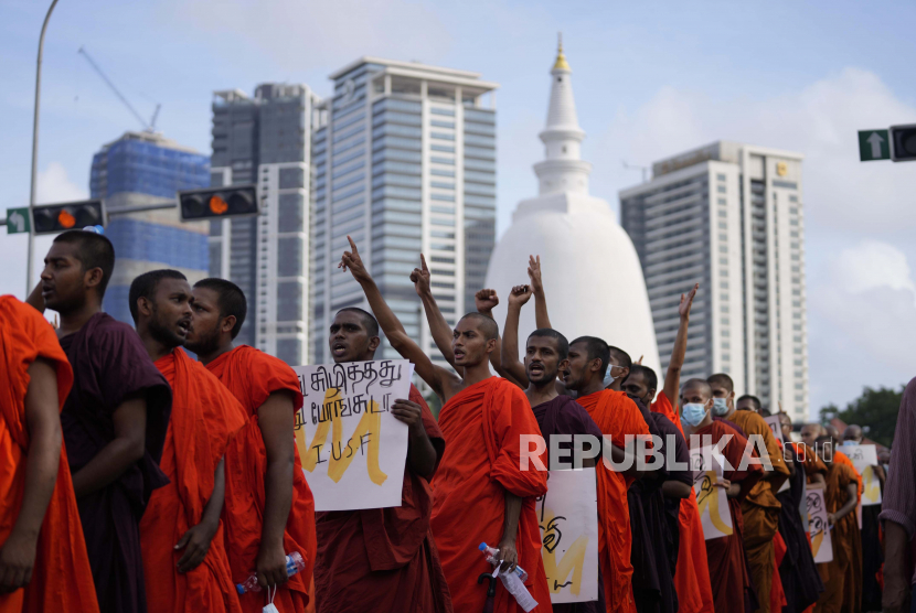 Biksu Buddha pelajar Sri Lanka meneriakkan slogan-slogan saat mereka berbaris menuntut Presiden Gotabaya Rajapaksa mengundurkan diri karena krisis ekonomi di Kolombo, Sri Lanka, Senin, 20 Juni 2022. Pakar memprediksi perekonomian Sri Lanka berada di ambang kehancuran.