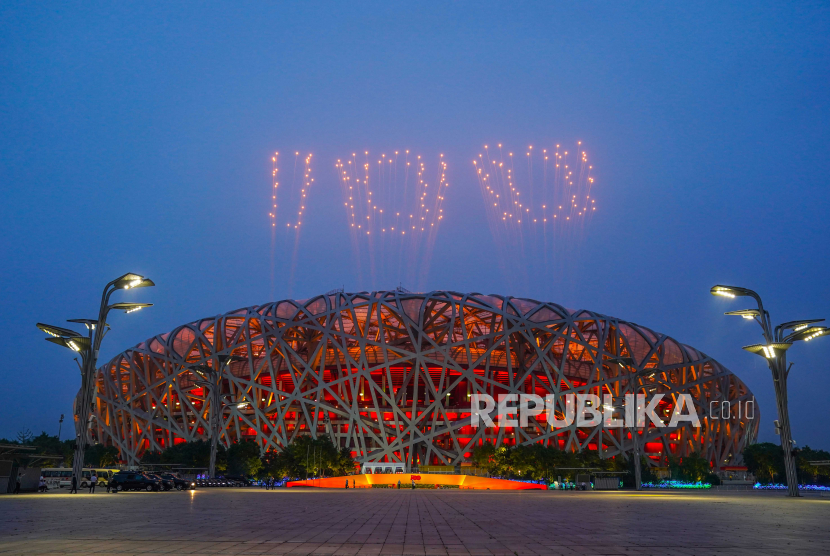 Sebuah foto selebaran yang disediakan oleh Kantor Berita Xinhua menunjukkan kembang api di atas Stadion Nasional membentuk angka 