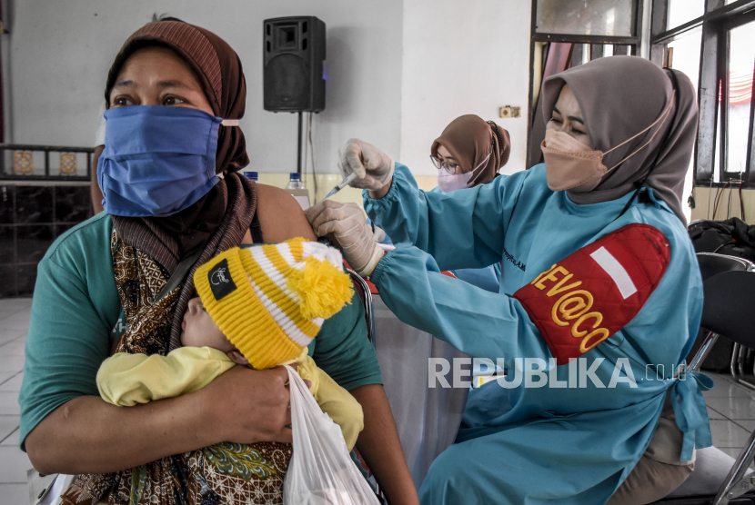 Vaksinator menyuntikkan vaksin Covid-19 ke warga saat kegiatan vaksinasi Covid-19 masal di Aula BRSPDSN Wyata Guna, Jalan Pajajaran, Kota Bandung. (ilustrasi)