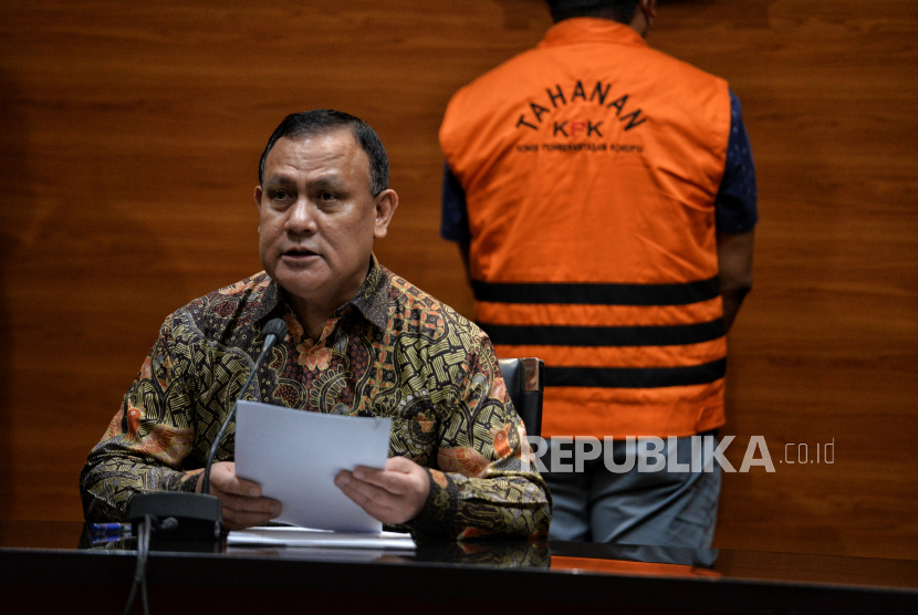 Ketua KPK Firli Bahuri menyampaikan keterangan pers terkait penahanan tersangka AKBP Bambang Kayun di Gedung Merah Putih KPK, Jakarta, Selasa (3/1/2023). 