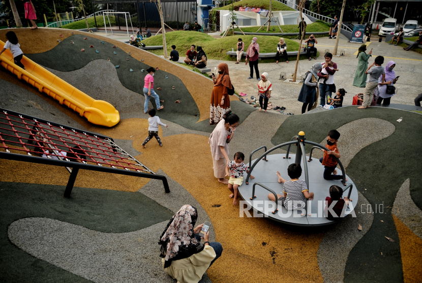 Anak-anak bermain di Taman Sambas Asri, Panglima Polim, Jakarta Selatan, Selasa (28/6/2022). Taman tersebut menjadi alternatif warga untuk bermain di ruang terbuka hijau bersama keluarga dengan sejumlah fasilitas ramah anak dan lapangan olahraga. Cuaca Hari Ini: BMKG Prakirakan Hujan Bergantian Guyur Jakarta