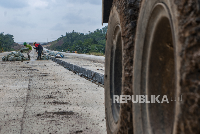 Pekerja menyelesaikan proyek pembangunan jalan tol Rangkasbitung-Panimbang seksi II di Lebak, Banten,  Ahad (26/2/2023). Proyek pembangunan jalan tol Serang-Panimbang sepanjang 83,7 kilometer dengan nilai investasi Rp8,58 triliun ditargetkan dapat beroperasi tahun 2024 guna mendukung akses cepat menuju lokasi wisata Kawasan Ekonomi Khusus (KEK) Tanjung Lesung. 
