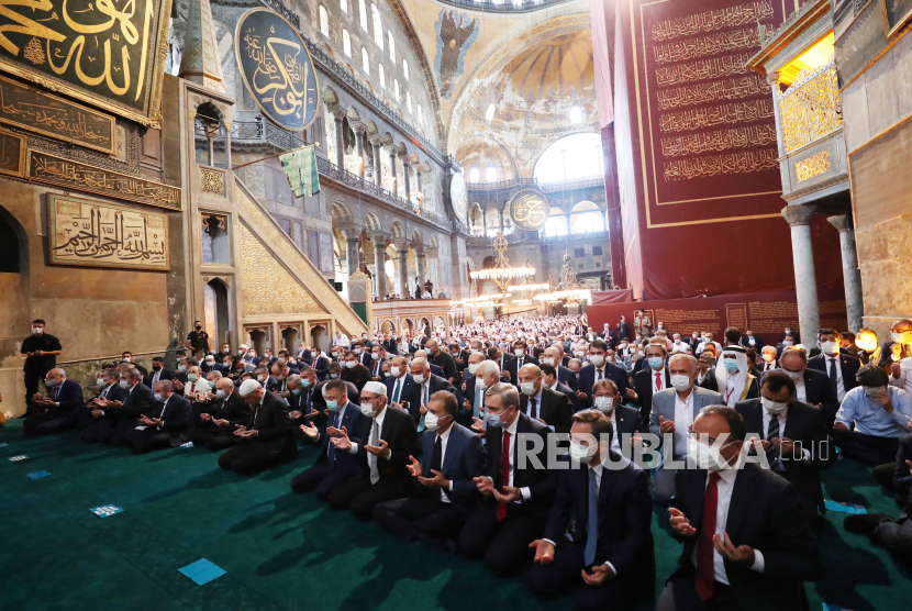 Sebuah foto selebaran yang disediakan oleh Kantor Pers Presiden Turki menunjukkan Presiden Turki Recep Tayyip Erdogan (C) melakukan doa Jumat pertama selama upacara pembukaan resmi Hagia Sophia sebagai sebuah masjid di Istanbul, Turki, 24 Juli 2020. 