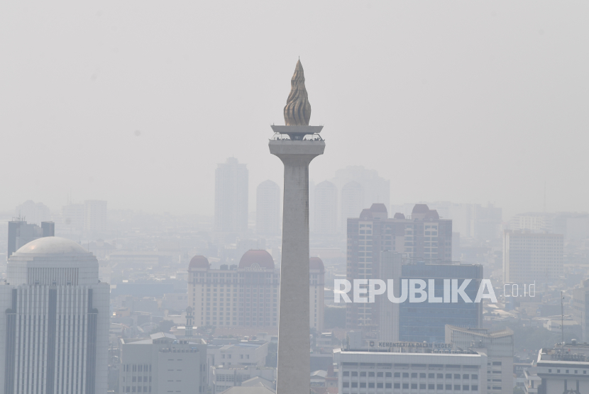 Suasana Monas yang tertutup polusi di Jakarta, Jumat (21/6/2024). Berdasarkan data situs pemantau kualitas udara IQAir pada pukul 15.53 WIB, Indeks Kualitas Udara (Air QualityA Index/AQI) di Jakarta berada pada angka 155 yang menempatkannya sebagai kota besar dengan kualitas udara terburuk kedua di dunia di bawah Kinshasa, Kongo. 