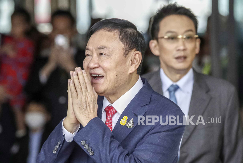 Mantan perdana menteri Thailand Thaksin Shinawatra menyapa pendukungnya saat tiba di Bandara Don Mueang, Bangkok pada 22 Agustus 2023. 