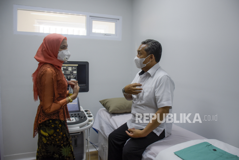 Plt Wali Kota Bandung Yana Mulyana (kanan) berbicang dengan Direktur RSJP Paramarta Mega Febrianora (kiri) usai peresmian Rumah Sakit Khusus Jantung dan Pembuluh Darah (RSJP) Paramarta di Jalan Soekarno Hatta, Kota Bandung, Rabu (2/2/2022). RSJP Paramarta merupakan Rumah Sakit Khusus Jantung dan Pembuluh Darah pertama di Bandung yang memiliki enam ruang poliklinik, tiga alat cathlab serta layanan radiologi dan imaging, lifestyle medicine dan berbagai fasilitas pelayanan lainnya. Foto: Republika/Abdan Syakura