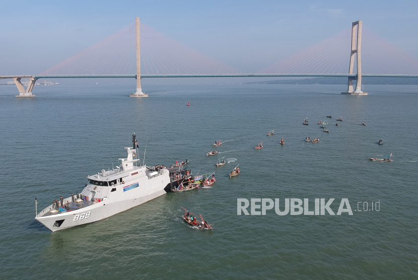 Sejumlah prajurit Pangkalan Utama Angkatan Laut (Lantamal) V melalui KRI Gulamah-869 membagikan paket sembako kepada warga  sekitar (ilustrasi).