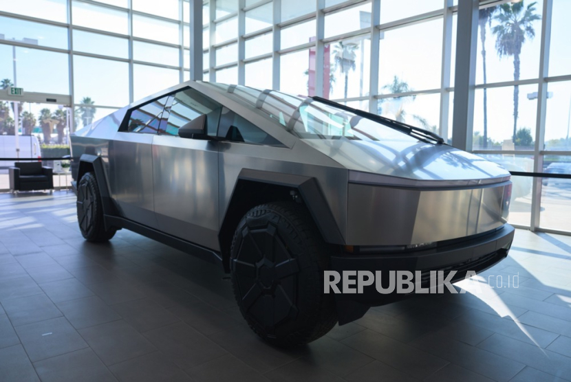 A Tesla Cybertruck is on display at Tesla in Buena Park, California, USA, 01 December 2023. After four years of delays and complications, the Tesla Cybertruck was released on 01 December by Tesla CEO Elon Musk. The cheapest rear-wheel drive model won