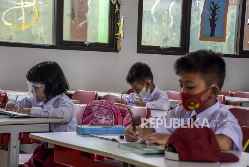 Seluruh pihak diminta menjaga dan waspada agar tidak terjadi lonjakan kasus Covid-19 gelombang ketiga di Indonesia agar siswa bisa tetap sekolah tatap muka (ilustrasi).