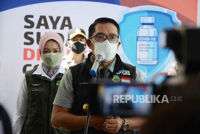 Gubernur Jawa Barat Ridwan Kamil menyampaikan keterangan pers usai meninjau Gebyar 5.000 Vaksinasi Massal untuk Warga ber-KTP Kota Bandung, di Kampus Itenas, Jalan PHH Mustofa, Rabu (7/7).