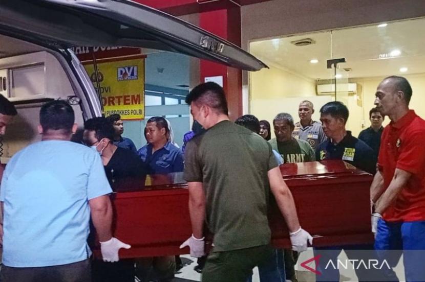 RS Polri serahkan dua jenazah korban kebakaran ruko kepada keluarga.