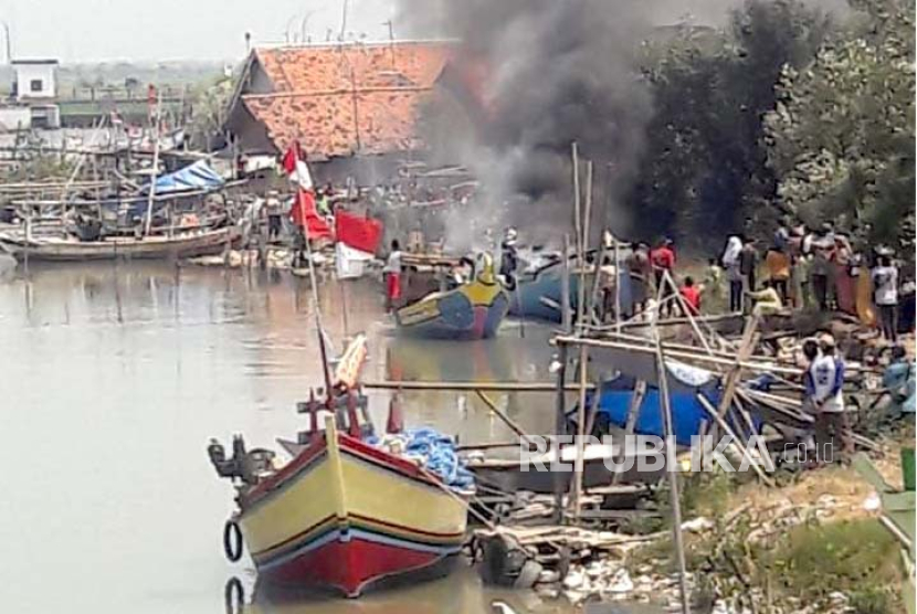 Sebuah kapal milik nelayan terbakar di pinggir Kali Kertawinangun, Kecamatan Kandanghaur, Kabupaten Indramayu, Jawa Barat, Kamis (24/8/2023). 