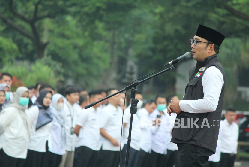 Gubernur Jawa Barat (Jabar) Ridwan Kamil memimpin apel aparatur sipil negara (ASN) di lingkungan Sekretariat Daerah dan BPKAD Provinsi Jabar saat hari pertama kerja selepas masa cuti Lebaran di halaman Gedung Sate, Kota Bandung, Jabar, Rabu (26/4/2023). 