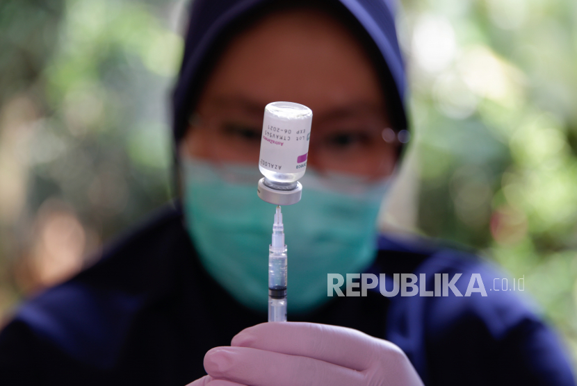 Seorang petugas kesehatan menyiapkan dosis vaksin COVID-19 AstraZeneca (Vaxzevria) selama vaksinasi massal di pusat vaksin Jakarta, Indonesia, 09 Juni 2021.