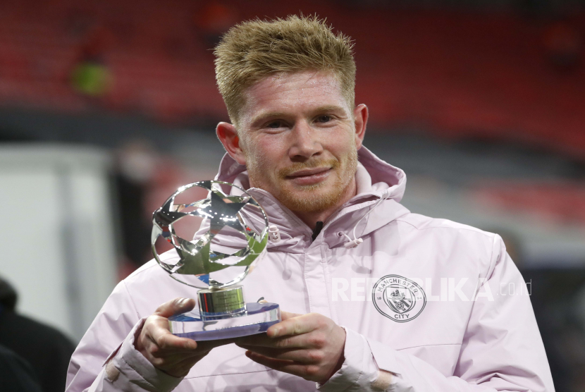 Pemain Manchester City Kevin De Bruyne memegang trofi player-of-the-match setelah pertandingan leg kedua babak 16 besar Liga Champions antara Manchester City dan Borussia Moenchengladbach di Puskas Arena di Budapest, Hungaria, Selasa, 16 Maret 2021.