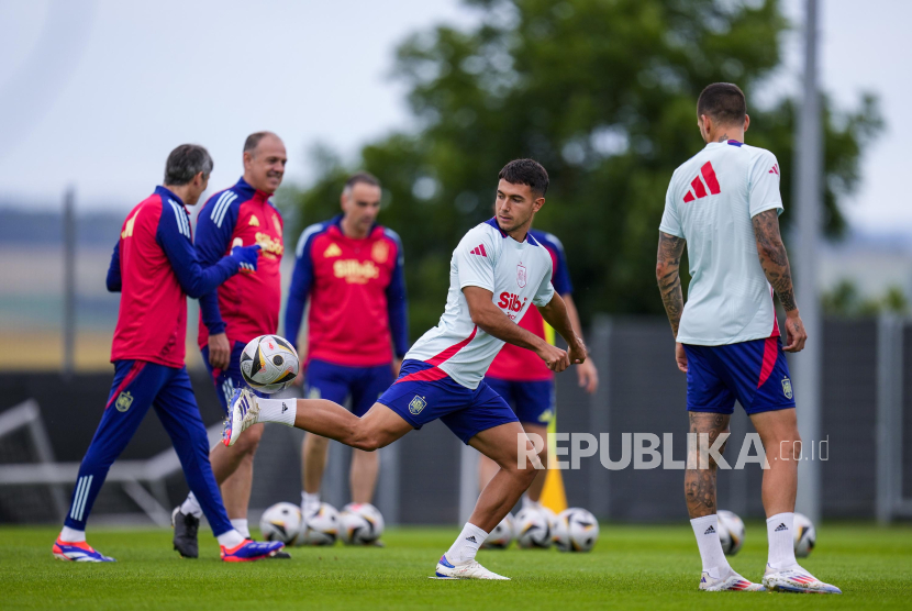 Para pemain Spanyol mengikuti sesi latihan di Donaueschingen, Jerman, Kamis (11/7/2024). Latihan tersebut merupakan persiapan jelang pertandingan final Euro 2024 melawan melawan Inggris pada Ahad (14/7/2024) malam waktu setempat atau Senin (15/7/2024) dini hari WIB.