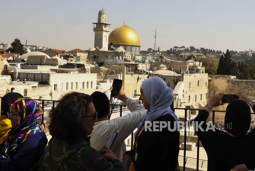 Pemandangan masjid Al-Aqsa di Kota Tua Yerusalem dengan jumlah pengunjung yang sedikit karena pembatasan yang disebabkan oleh konflik dengan Hamas, 23 Oktober 2023.