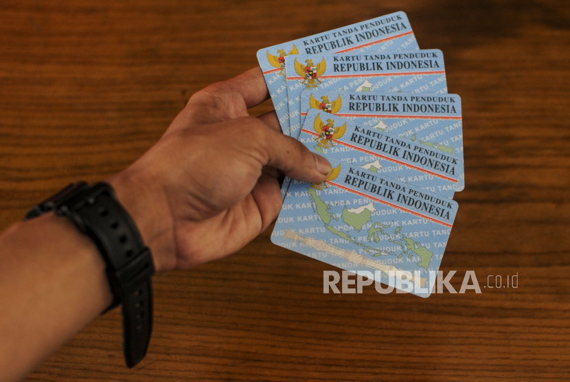 Petugas menyiapkan blanko E-KTP di Rusun Bendungan Hilir, Jakarta, Rabu (25/5/2022). Belakangan Pemprov DKI Jakarta gencar melakukan penertiban adminstrasi kependudukan.