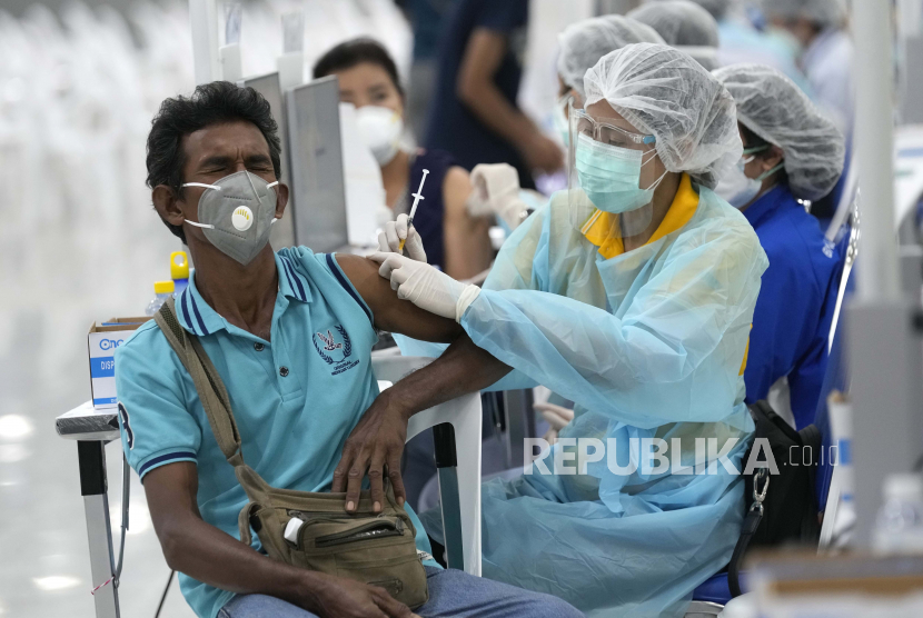 Seorang petugas kesehatan memberikan dosis vaksin AstraZeneca COVID-19 di Pusat Vaksinasi Pusat di Bangkok, Thailand, Rabu, 14 Juli 2021. 