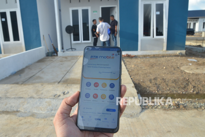 Nasabah mengakses aplikasi BTN Mobile saat melihat rumah bersubsidi di Perumahan Hadrah Land, Kabupaten Aceh Besar, Provinsi Aceh, Senin (12/2/2024). 