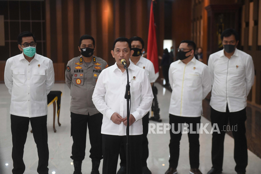 Kabareskrim Polri Komjen Pol Listyo Sigit Prabowo (tengah) 