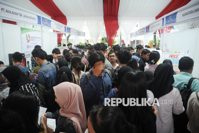 Para pencari kerja memadati acara Job Fair 2025 di Halaman Gedung Kemnaker, Jakarta, Kamis (22/5/2025). Kementerian Ketenagakejaan (Kemnaker) menggelar Job Fair 2025 pada 22-23 Mei 2025 dengan mengusung tema Optimalisasi Talenta Unggul untuk Indonesia Emas 2045. Dalam kesempatan ini, tersedia 52.476 lowongan kerja yang dibuka baik secara online maupun offline. Ratusan perusahaan dari berbagai sektor turut berpartisipasi, menawarkan peluang kerja bagi masyarakat dari berbagai latar belakang keahlian dan pendidikan.