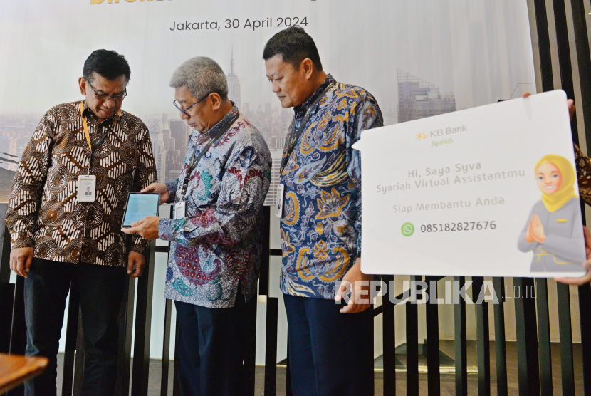 Direktur Utama KB Bank Syariah Koko Tjatur Rachmadi (tengah) bersama Direktur Kepatuhan dan Manajemen Risiko Adil Syahputra (kiri) dan Direktur Bisnis Agus Suhendro saat memperkenalkan Syariah Virtual Assistant (Syva) di Jakarta, Selasa (30/4/2024). KB Bank Syariah (KBBS) memperkenalkan Syariah Virtual Assistant (Syva), fitur Chatbot yang dapat diakses melalui aplikasi Whatsapp ke nomor 085182827676 untuk melayani nasabah. Fitur ini dihadirkan untuk meningkatkan akses nasabah terhadap layanan KBBS. Chatbot Syva akan membantu nasabah dalam memberikan informasi mengenai produk dan layanan, promo dan program, lokasi ATM atau kantor cabang, dan lain-lain.