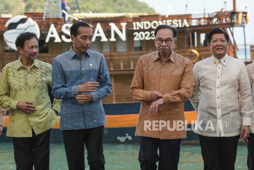  Dari kiri, Sultan Hassanal Bolkiah dari Brunei, Presiden Joko Widodo, Perdana Menteri Malaysia Anwar Ibrahim dan Presiden Filipina Ferdinand Marcos Jr. bereaksi saat sesi foto di awal Kawasan Pertumbuhan ASEAN Timur Brunei-Indonesia-Malaysia-Filipina (BIMP-EAGA) KTT di sela-sela KTT ASEAN ke-42 di Labuan Bajo, Provinsi Nusa Tenggara Timur,  Kamis (11/5/2023).