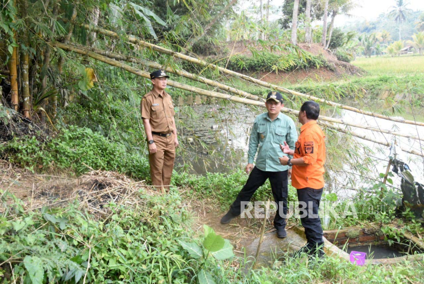 Pj Wali Kota Tasikmalaya Cheka Virgowansyah memantau kondisi sumur yang telah mengering di wilayah Kelurahan Setiawargi, Kecamatan Tamansari, Kota Tasikmalaya, Senin (4/9/2023). 