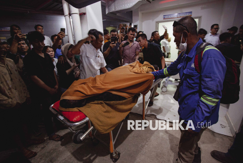 Petugas medis mengevakuasi korban kebakaran kapal tanker MT Federal II di RS Mutiara Aini Batam, Kepulauan Riau, Selasa (24/6/2025). Kapal yang sama kembali terbakar pada Rabu (15/10/2025) mengakibatkan 10 meninggal dunia.
