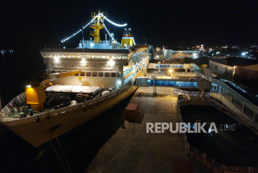 Kapal Motor Kelud bersandar menurunkan penumpang di Pelabuhan Belawan, Medan, Jumat (23/12/2022) malam. PT Pelayaran Nasional Indonesia (Persero) atau Pelni menyiapkan 68 kapal untuk melayani masyarakat yang mudik pada masa Lebaran 2023.
