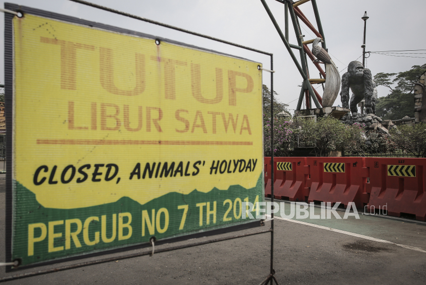 Suasana di kawasan Taman Margasatwa Ragunan (TMR), Jakarta Selatan, yang tutup selama Pemberlakuan Pembatasan Kegiatan Masyarakat (PPKM) di Jakarta, Ahad (1/8/2021). 