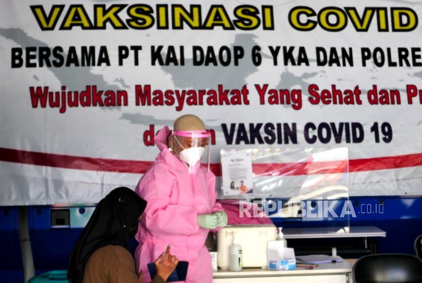 Warga mengikuti vaksinasi Covid-19 di Stasiun Yogyakarta, Rabu (11/8). Warga memanfaatkan layanan vaksinasi Covid-19 gratis di stasiun. Hal ini merupakan salah satu upaya percepatan vaksinasi di Yogyakarta. Dengan target vaksinasi 6 ribu penyuntikan per hari.