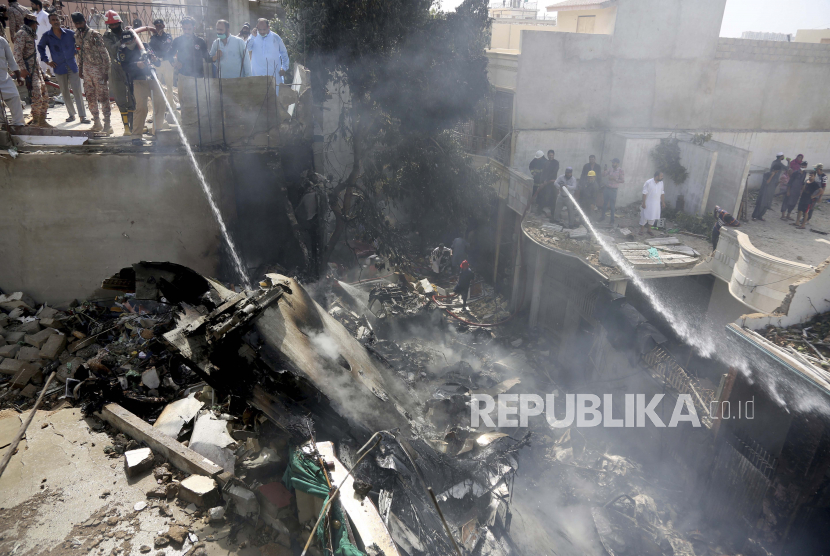 Kebakaran di sebuah pusat perbelanjaan di Kota Karachi, Pakistan menewaskan 10 orang. 