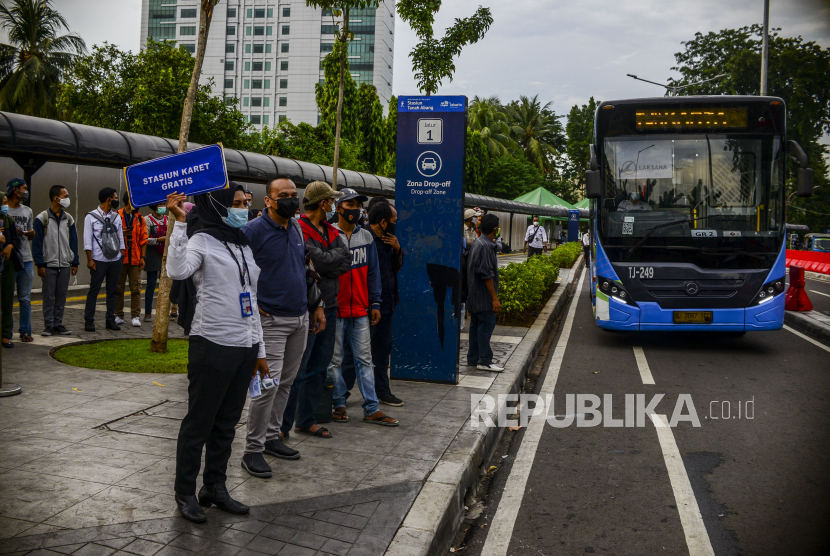 Penumpang yang akan menaiki KRL dialihkan memakai bus Transjakarta di Stasiun Tanah Abang, Jakarta, Senin (3/5). PT Kereta Commuter Indonesia (KCI) mula Senin (3/4), melakukan rekayasa perjalanan untuk kereta rel listrik (KRL) yang berhenti ataupun melintasi Stasiun Tanah Abang pada pukul 15.00 hingga 19.00 WIB, untuk mengantisipasi lonjakan penumpang dari Pasar Tanah Abang. Republika/Putra M. Akbar